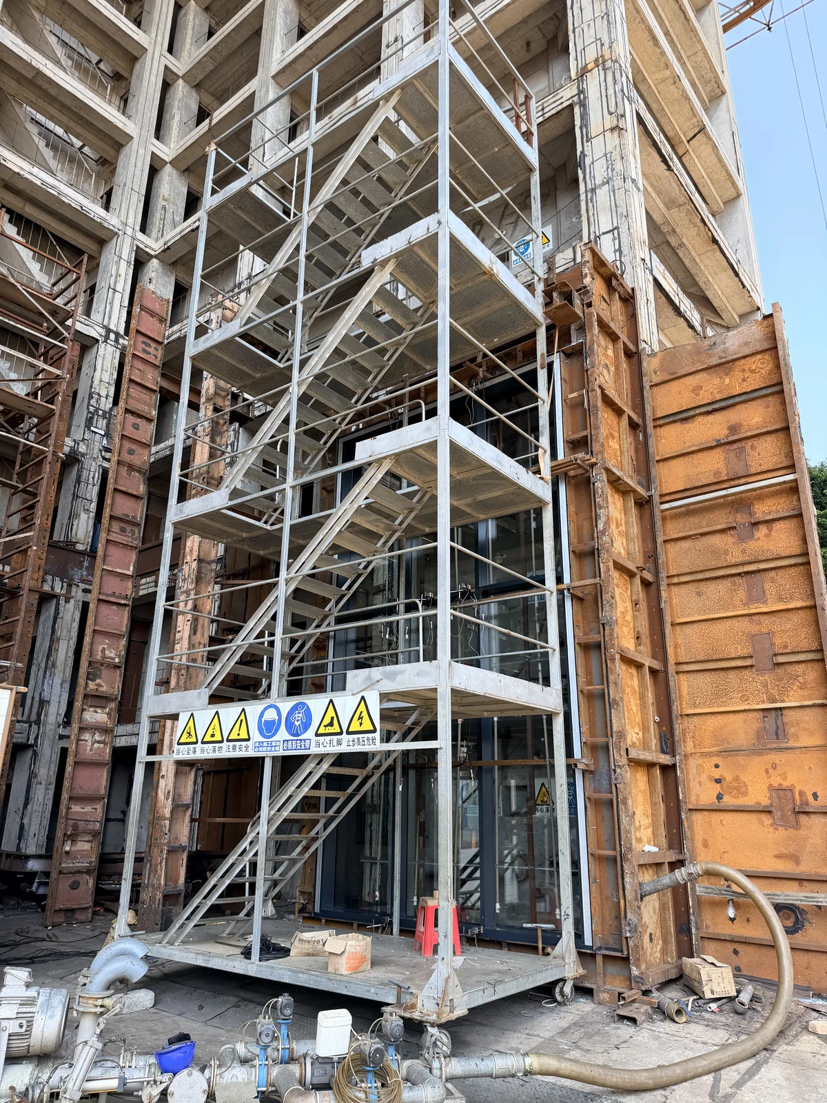 Bondi Junction corner façade specimen mounted in the test structure