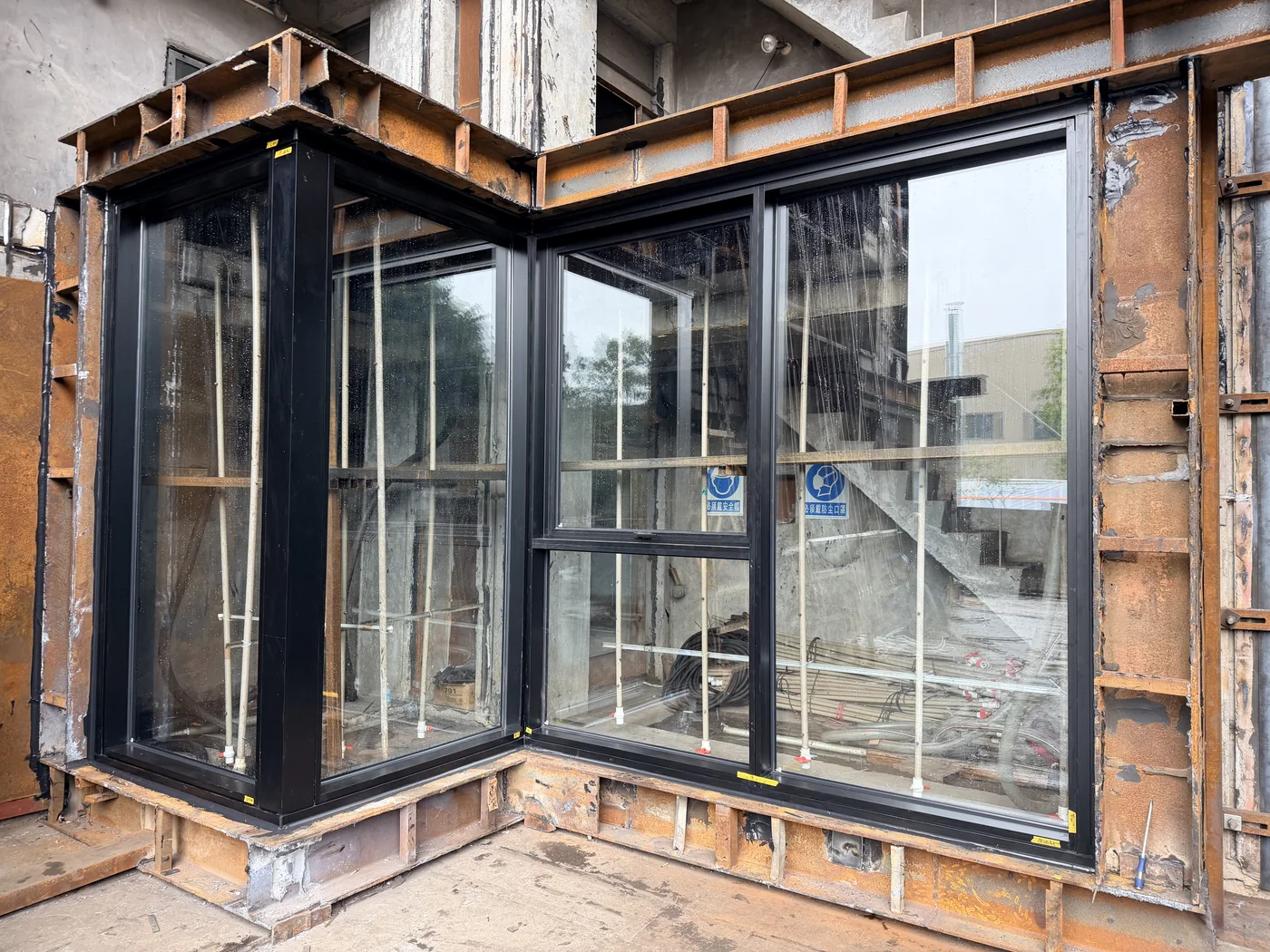 Jardinia corner window and door assembly mounted in the test rig